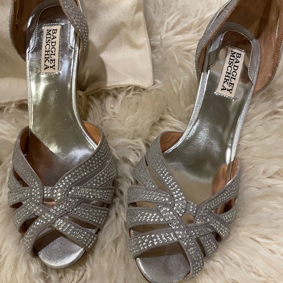 BADGLEY MISCHKA silver d’orsay heels - Picture 2 of 7
